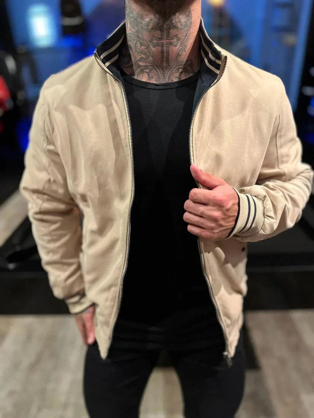 Kit 4 Calças Masculina em Sarja + 2 Jaquetas Premium Reversível Bege/Preta. Brinde Carteira + Relógio Exclusivo até Dia dos Pais